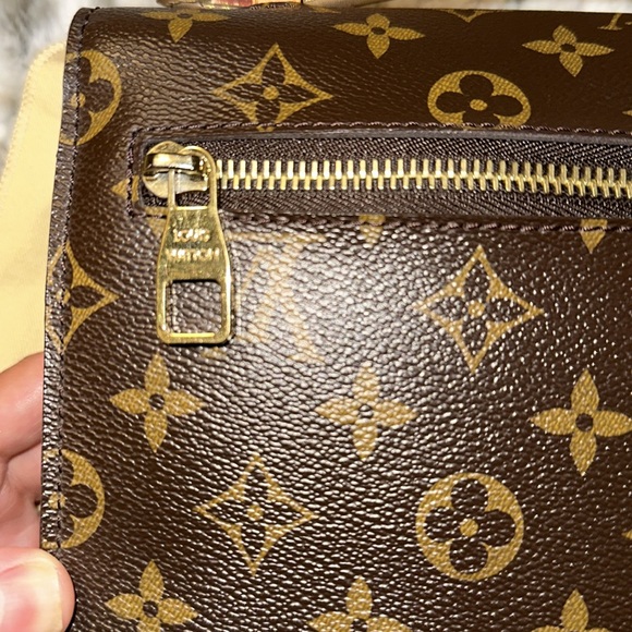Louis Vuitton Pochette Métis Monogram - Picture 9 of 10